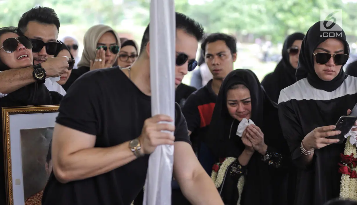 Suasana haru keluarga Olla Ramlan saat proses pemakaman sang ayahanda, Muhammad Ramlan di TPU Tanah Kusir, Jakarta, Selasa (5/6). Ayahanda Olla Ramlan meninggal di usia 72 tahun akibat kanker dan liver yang dideritanya. (Liputan6.com/Faizal Fanani)