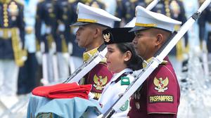 Lika-Liku Meti 'War' Tiket dan Terbang dari Bengkulu Demi Upacara Istana