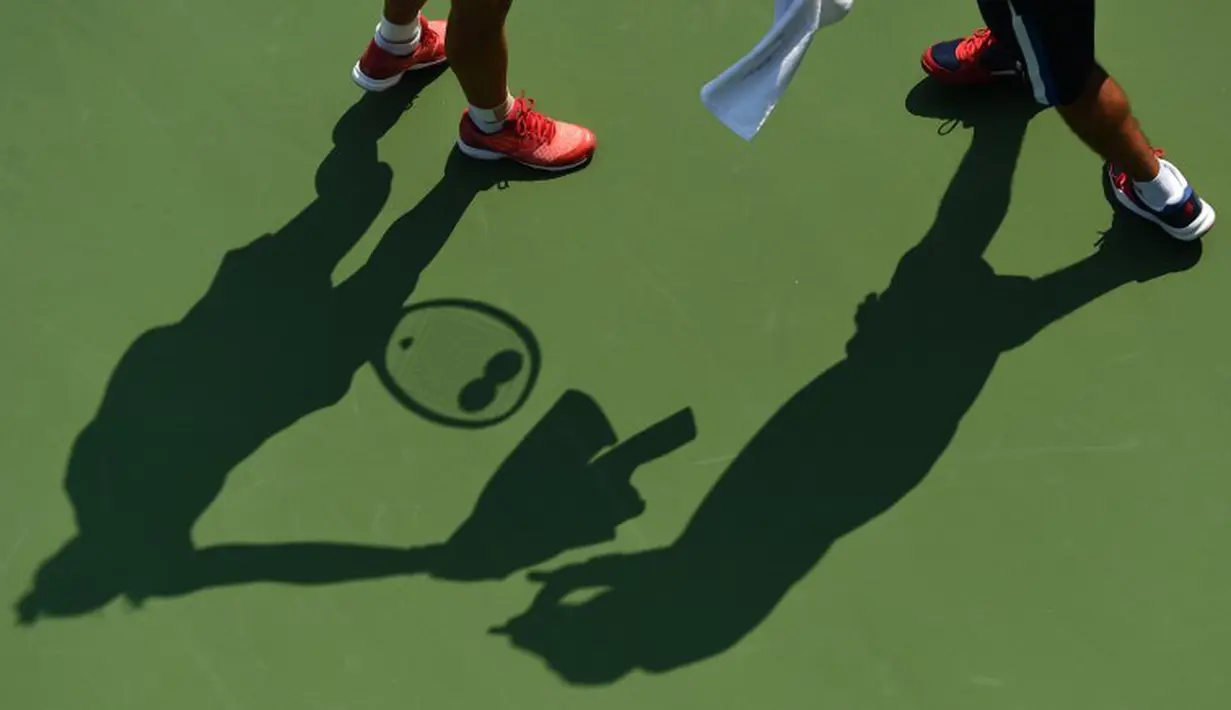 bayangan petenis putri Jerman, Angelique Kerber, saat bertanding melawan petenis Rumania, Alexandra Dulgheru, di babak pertama Turnamen Tenis AS Terbuka 2015 di USTA Billie Jean King National Center, New York, AS. (AFP Photo/Timothy  A. Clary)