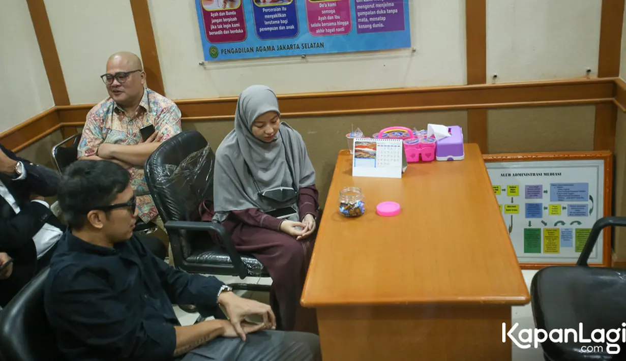 Potret Desta dan Natasha Rizky saat menjalani mediasi. Natasha tampak kerap tertunduk lesu saat mediasi. Sekitar dua jam keduanya mediasi dan akhirnya sepakat untuk melanjutkan proses berikutnya alias cerai. [Foto: Muhammad Akrom Sukarya/KapanLagi.com]