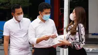 Bagikan Masker 1 Bus, KosmeMask Peringati Setahun Covid-19 di Indonesia