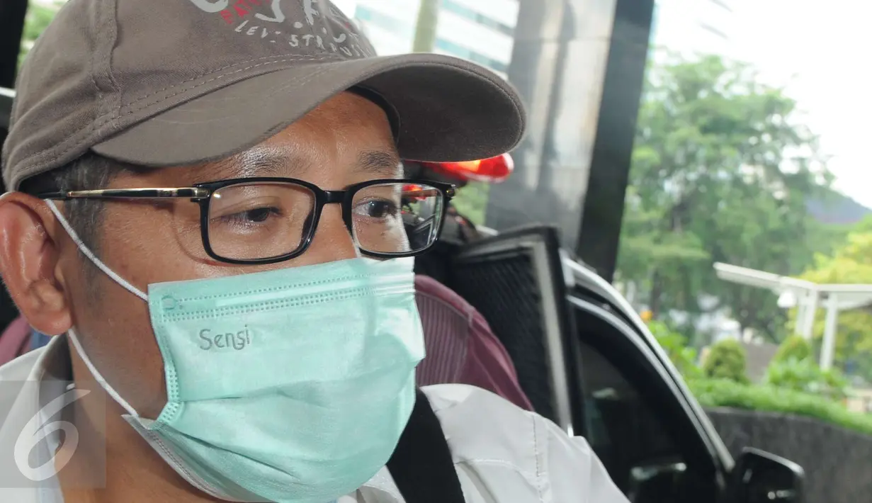 Kedatangan Anas Urbaningrum untuk diperiksa sebagai saksi untuk tersangka Sugiharto terkait dugaan korupsi pengadaan KTP elektronik di Kemendagri, Jakarta, Selasa (10/1). (Liputan6.com/Helmi Afandi)