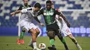 Bek AC Milan, Davide Calabria, berebut bola dengan gelandang Sassuolo, Jeremie Boga, pada laga lanjutan Serie A pekan ke-35 di Mapei Stadium, Rabu (22/7/2020) dini hari WIB. AC Milan menang 2-1 atas Sassuolo. (Massimo Paolone/LaPresse via AP)