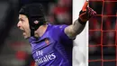 Petr Cech. Eks kiper Republik Ceska berusia 40 tahun yang telah pensiun pada Juli 2019 bersama Arsenal ini tercatat pernah membela Chelsea selama 11 musim mulai 2004/2005 hingga 2014/2015. Selama 10 musim ia selalu menjadi andalan The Blues di semua ajang. Hingga akhirnya Chelsea mendatangkan Thibaut Courtois yang akhirnya menggeser posisinya pada 2014/2015. Pada awal musim 2015/2016 Petr Cech hengkang ke Arsenal hingga memutuskan pensiun pada akhir musim 2018/2019. (AFP/Damien Meyer)