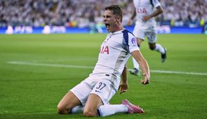 Pemain Tottenham Hotspur, Micky van de Ven (kiri) melakukan selebrasi setelah mencetak gol pertama timnya ke gawang PSG dalam laga final UEFA Super Cup 2025di Bluenergy Stadium, Udinese, Italia, Rabu (13/08/2025) waktu setempat. (AP Photo/Darko Bandic)