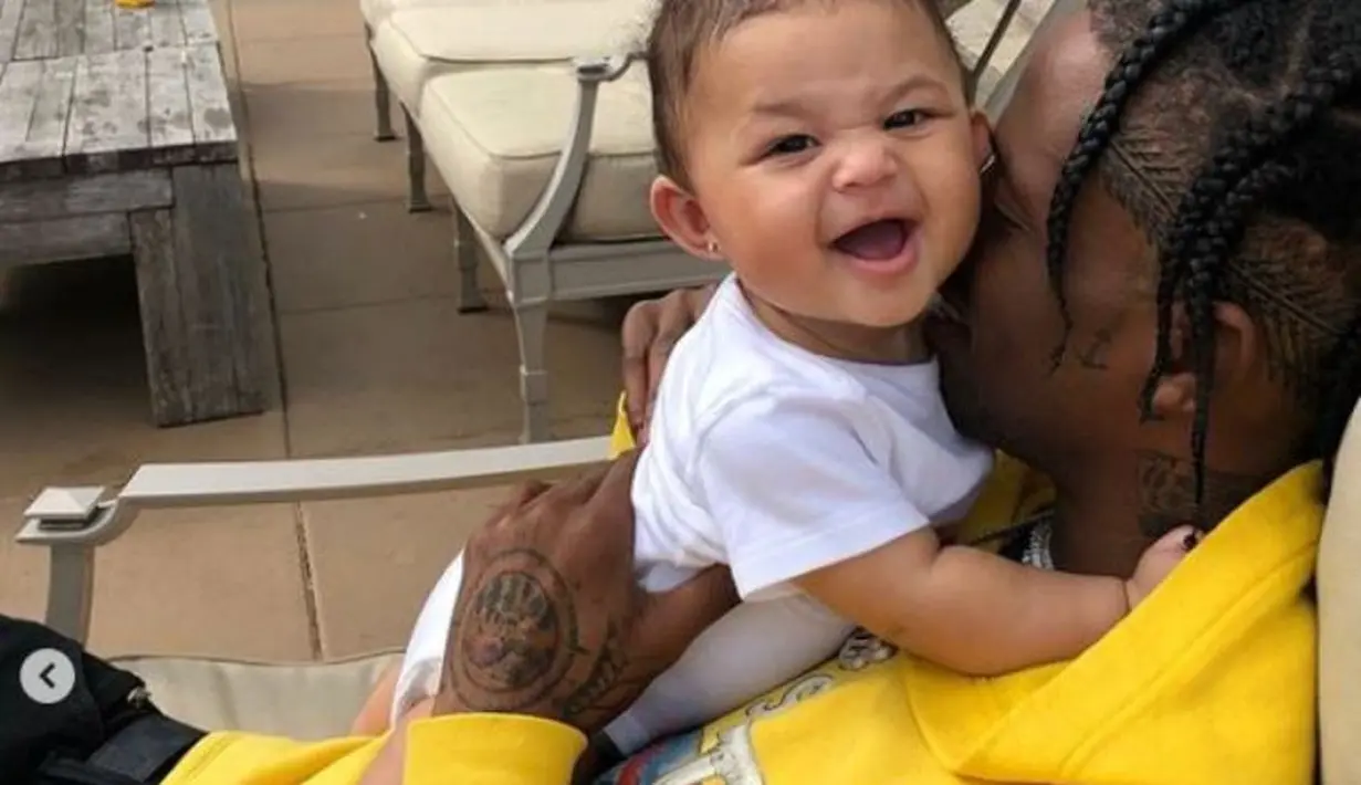 "Mood yang baik. Mengajari Stormiku cara mencintai. Aku akan selamanya menjaga senyum itu," tulis Travis Scott. (instagram/travisscott)
