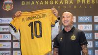 Radja Nainggolan diperkenalkan sebagai pemain Bhayangkara FC di Jakarta, Senin (4/12/2023). (Bola.com/Bagaskara Lazuardi)