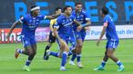 Para pemain Persib Bandung merayakan gol Patricio Matricardi ke gawang PSIM Yogyakarta pada pertandingan pekan ke-31 BRI Super League 2025/2026di Stadion Gelora Bandung Lautan Api, pada Senin (4/5/2026) sore WIB. (Bola.com/Erwin Snaz)