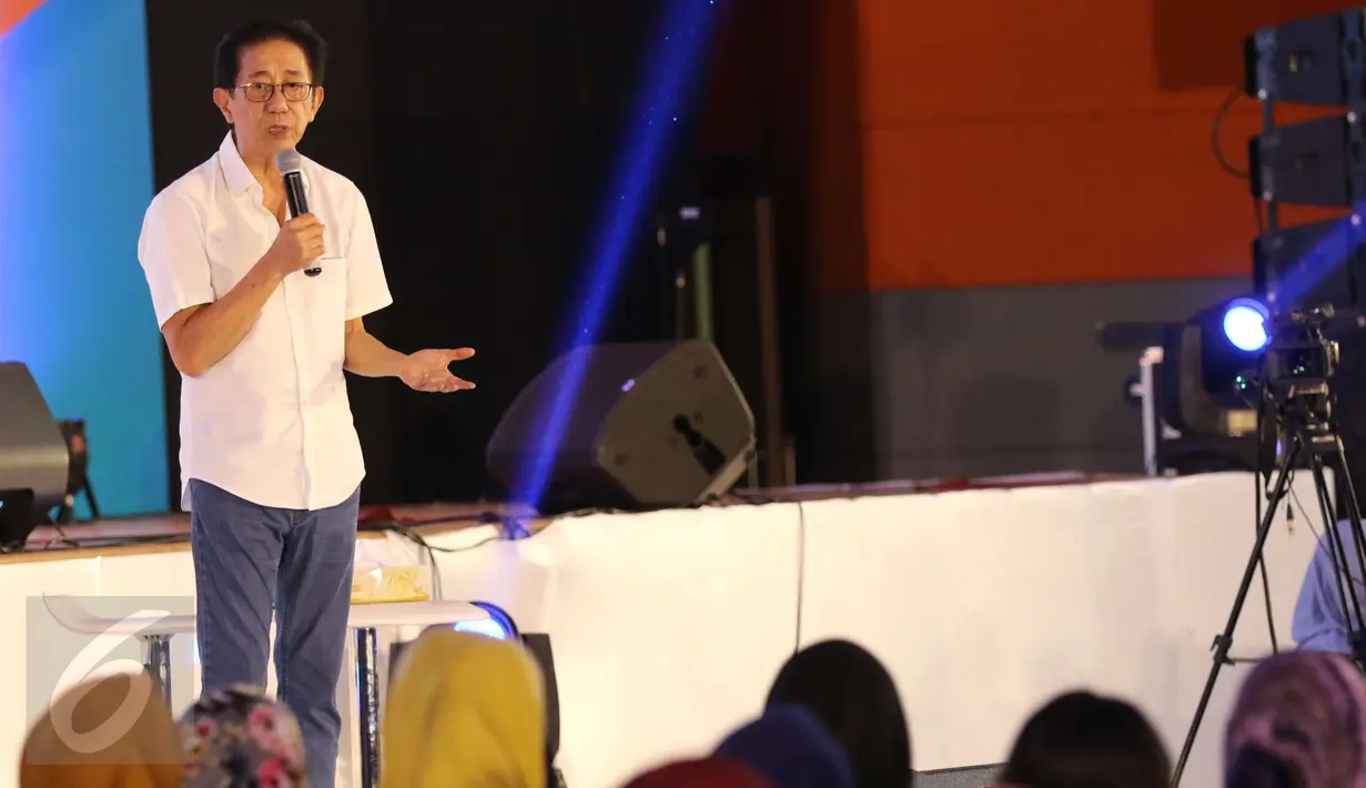 Direktur Marketing PT Sido Muncul Irwan Hidayat tak lupa mengajak para peserta Emtek Goes To Campus (EGTC) 2017 untuk tidak cepat menyerah dalam berbisnis, di Universitas Negeri Malang, Kamis (4/5). (Liputan6.com/Helmi Afandi)
