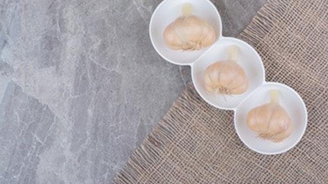 ilustrasi acar bawang putih