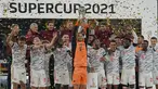 Kiper Bayern Manuel Neuer memegang trofi di depan timnya setelah memenangkan pertandingan Supercup Jerman melawan Borussia Dortmund di Signal Iduna Park Dortmund, Jerman, Rabu (18/8/2021). Munchen berhasil meraih gelar Piala Super Jerman usai mengalahkan atas Dortmund 3-1. (AP Photo/Martin Meissner)