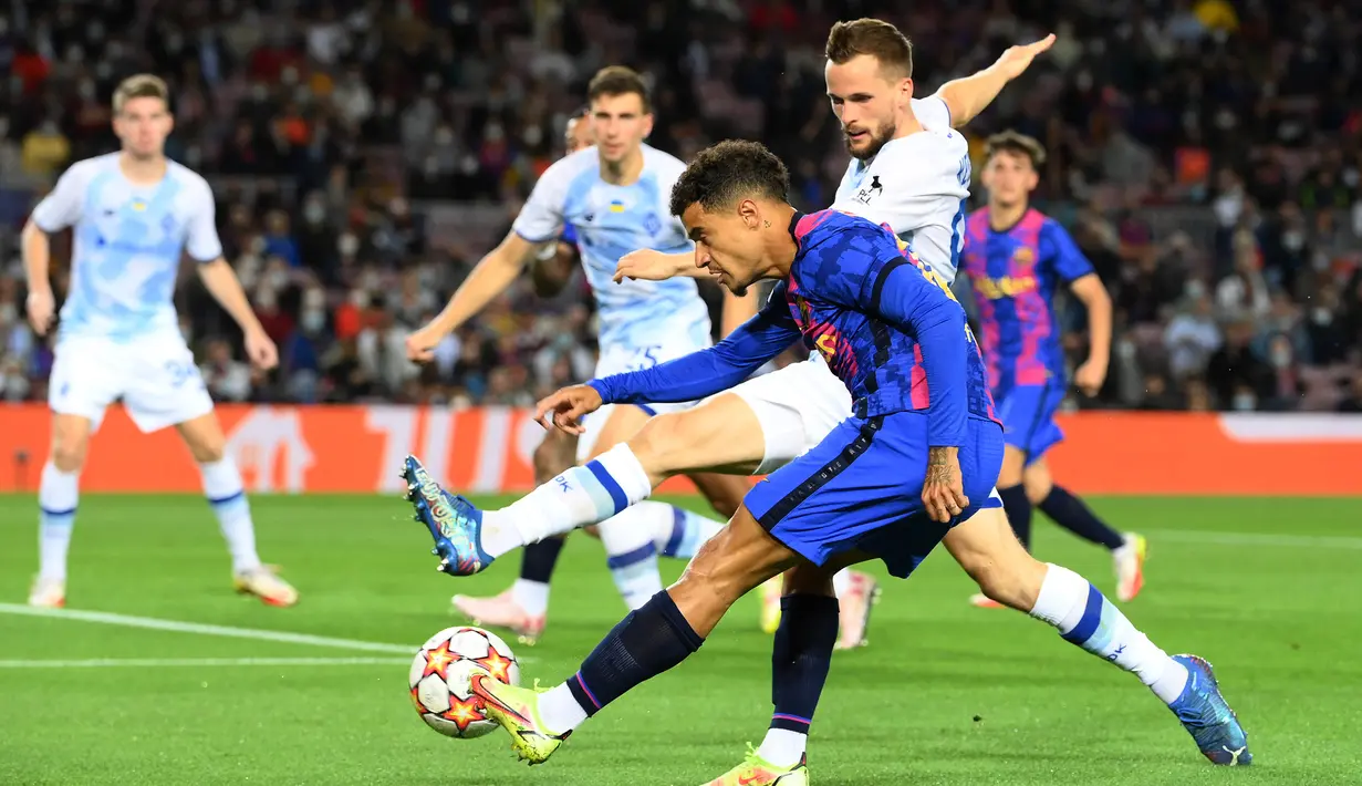 Philippe Coutinho memperoleh peluang di menit ke-71. Sepakan kaki kirinya masih belum mengarah tepat ke gawang Dynamo Kiev. (AFP/Lluis Gene)