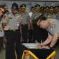 Komjen Pol Syafruddin (kanan) menandatangani nota jabatan Wakapolri disaksikan Kapolri Jenderal Pol Tito Karnavian di Mabes Polri, Jakarta, Sabtu (10/9). Komjen Pol Syafruddin menggantikan Budi Gunawan yang menjadi Ka BIN.(Liputan6.com/Helmi Fithriansyah)