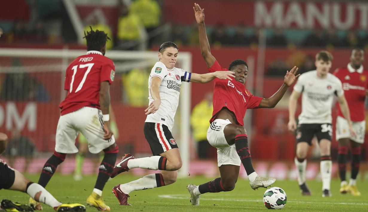 Pemain Manchester United, Kobbie Mainoo, saat melawan Charlton Athletic pada laga Carabao Cup di Stadion Old Trafford (10/01/2023). Absenya Casemiro di laga melawan Arsenal nanti bisa menjadi berkah bagi pemain berusia 17 tahun itu. Kobbie Mainoo bisa menjadi pilihan Erik ten Hag untuk mengganti peran Casemiro di lini tengah. (AP Photo/Dave Thompson)