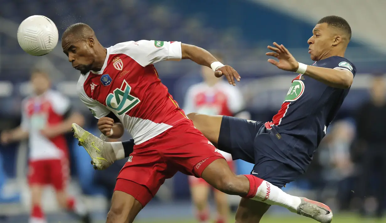 Striker Paris Saint-Germain, Kylian Mbappe (kanan) berebut bola dengan bek AS Monaco, Djibril Sidibe dalam laga final Coupe de France 2020/2021 di Stade de France, Paris, Rabu (19/5/2021). PSG menang 2-0 dan menjadi juara. (AP/Christophe Ena)