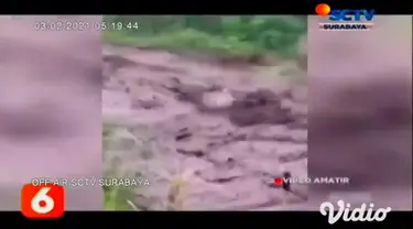 Nampak terlihat dalam video amatir, detik-detik banjir bandang lereng Gunung Ijen di aliran Sungai Blawan, Kecamatan Ijen, Bondowoso, Jawa Timur, pada Senin sore (01/2).