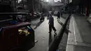 Orang-orang mengenakan masker berjalan-jalan di pusat kota Manila, setelah pelonggaran pembatasan karantina wilayah (lockdown), di Filipina, Rabu (2/9/2020). Pemerintah melonggarkan lockdown meskipun negara tersebut memiliki infeksi virus corona terbanyak di Asia Tenggara. (AP Photo/Aaron Favila)