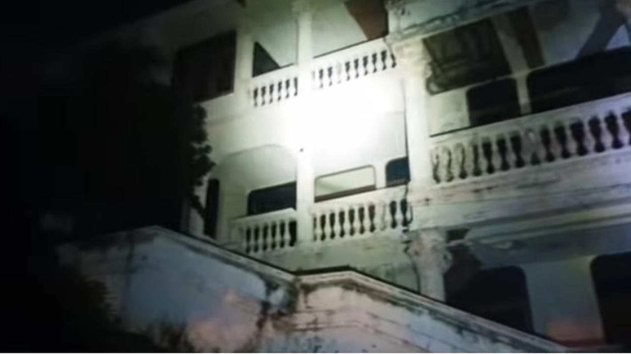 Bak Istana, Rumah Miliarder Tiga Lantai Terbengkalai