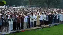 Ribuan umat muslim melaksanakan Salat Idul Fitri 1437 H di Kebun Raya Bogor, Rabu (6/7). Tahun ini merupakan yang kedua kali Pemkot Bogor menyelenggarakan Salat Id yang dipusatkan di Kebun Raya. (Liputan6.com/Helmi Fithriansyah)