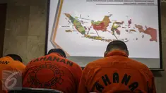 Para pelaku dihadirkan saat rilis penyelundupan manusia di Bareskrim Polri, Jakarta, Rabu (29/3). Dalam rilis tersebut, Bareskrim Polri bekerjasama dengan petugas Imigrasi Makasar berhasil menggagalkan penyelundupan manusia. (Liputan6.com/Faizal Fanani)