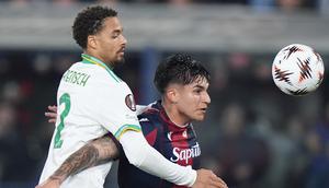 Pemain Bologna Santiago Castro (kanan) berebut bola dengan pemain AS Roma Devyne Rensch pada laga Liga Europa antara Bologna vs Roma di Bologna, Italia, Kamis, 12 Maret 2026. (Spada/LaPresse via AP)