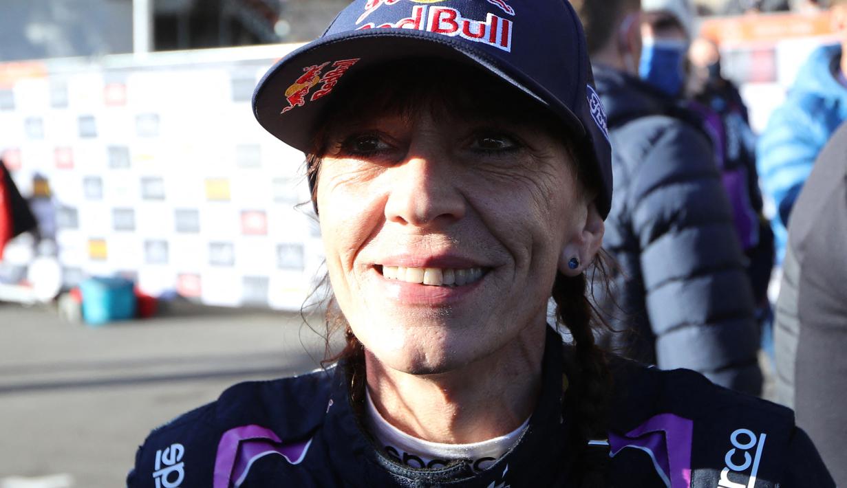 Ia merupakan guru matematika dan penggemar berat reli selama bertahun-tahun. Wanita 50 tahun tersebut terlibat reli sejak 1984 bersama saudara laki-lakinya. (AFP/Valery Hache)