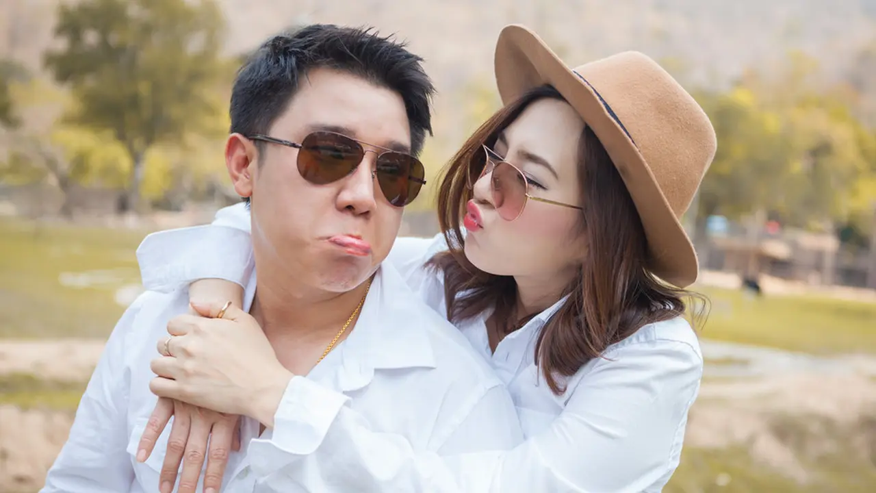 couple romantis bahagia