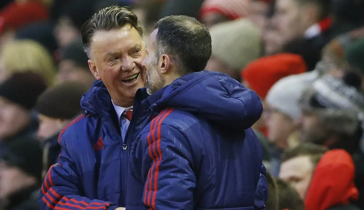 Pelatih MU, Louis van Gaal, tertawa bersama assistennya Ryan Giggs usai menaklukan Liverpool pada laga Liga Premier Inggris di Stadion Anfield. Pria berkebangsaan Belanda itu bisa sedikit bernafas lega usai menang atas The Reds. (Reuters/Carl Recine)