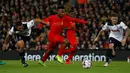 Striker Liverpool, Daniel Sturridge, berusaha melewati hadangan pemain Tottenham Hotspur pada putaran keempat Piala Liga Inggris di Stadion Anfield, Liverpool, Selasa (25/10/2016) waktu setempat. (Reuters/Phil Noble)