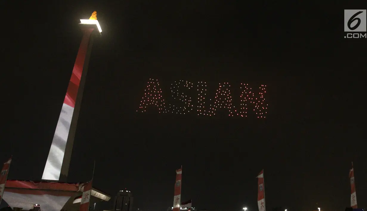 300 Drone membuat formasi tulisan ASIAN saat acara hitung mundur Asian Games 2018 di Monas, Jakarta, Jumat (18/8). Acara ini menandai setahun Jakarta-Palembang sebelum menjadi tuan rumah Asian Games ke-18 itu. (Liputan6.com/Herman Zakharia)
