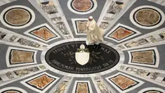 Paus Fransiskus tiba untuk merayakan misa peringatan 100 tahun kelahiran Paus Yohanes Paulus II di Basilika Santo Petrus, Vatikan, Senin (18/5/2020). Basilika Santo Petrus kembali dibuka untuk peziaran maupun turis mulai 18 Mei 2020. (Vatican Media via AP)