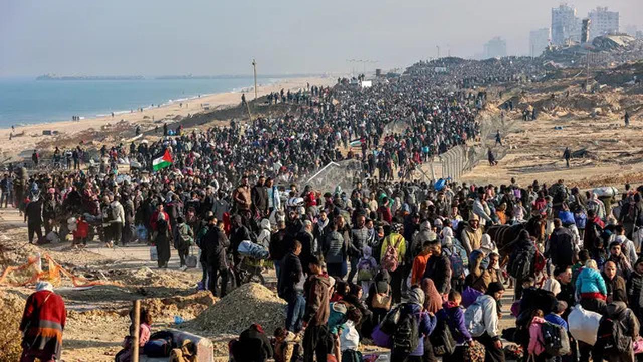 Potret Ribuan Warga Palestina Susuri Koridor Netzarim Untuk Kembali ke Gaza Utara