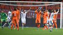 Suasana usai terjadinya gol dari Ceska ke gawang Belanda pada laga kualifikasi Piala Eropa 2016 di Stadion Amsterdam Arena, Belanda, Rabu (14/10/2015). The Oranje gagal lolos ke Piala Eropa 2016. (AFP Photo/Emmanuel Dunand)