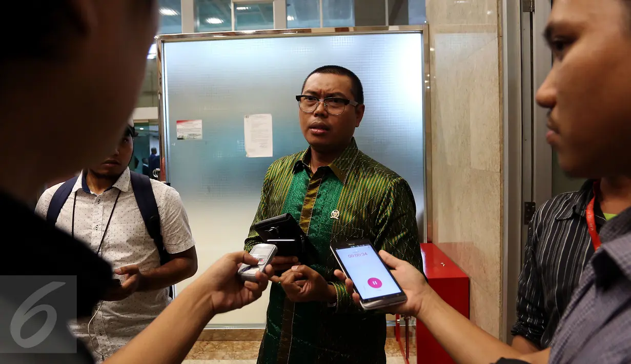 Anggota Komisi VII DPR, Mukhtar Tompo memberikan keterangan pers usai Rapat Dengar Pendapat di Gedung DPR/MPR, Jakarta, Kamis (9/2). Mukhtar mengaku mendapat perlakuan yang tidak menyenangkan dari Dirut PT Freeport Indonesia (Liputan6.com/Johan Tallo)