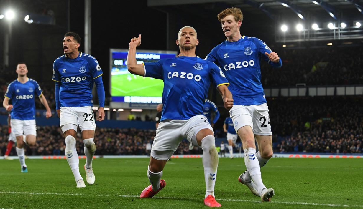 Everton mendapatkan dana segar Rp521 miliar usai menjual Lucas Digne ke Aston Villa. Hal tersebut membuat The Toffees berhasil mendatangkan enam pemain baru dengan dana Rp652 miliar. Vitaliy Mykolenko menjadi pemain termahal yang mereka datangkan di bursa transfer Januari 2022. (AFP/Paul Ellis)