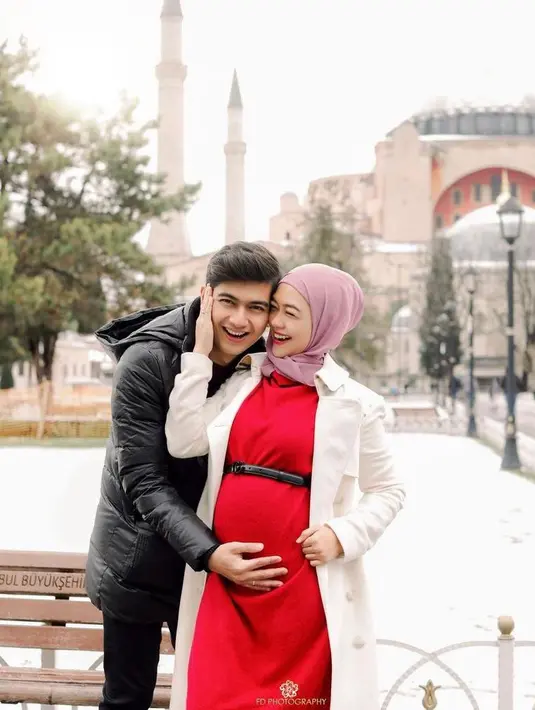 Aksesori berupa ikat pinggang semakin memperlihatkan baby bump-nya. (Instagram/fdphotography90).