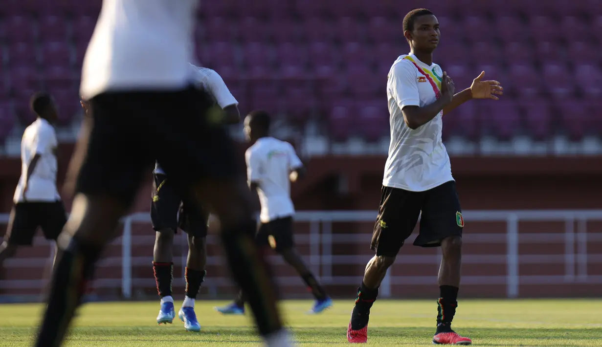Tim Nasional (timnas) Mali U-17 menggelar latihan jelang laga babak 16 besar Piala Dunia U-17 di Lapangan Thor, Surabaya, Jawa Timur, Minggu (19/11/2023). (doc.LOC WCU17/NFL)