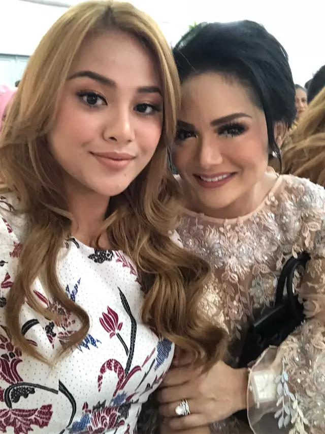 [Bintang] Krisdayanti dan Aurel Hermansyah