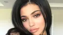 Sosok Kylie memang selalu menjadi pusat perhatian masyarakat, terlebih dengan unggahan foto-foto di akun Instagramnya yang memperlihatkan kemolekan tubuhnya yang seksi. (Instagram/Kyliejenner)