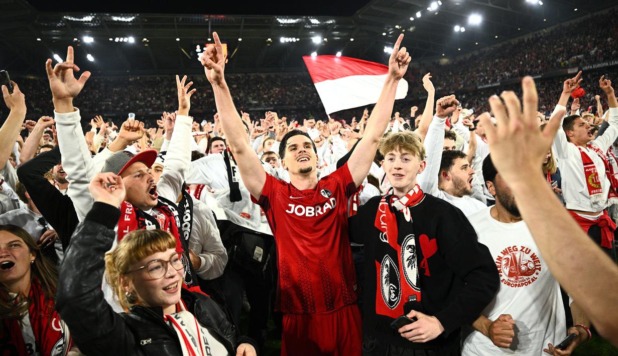 Suka cita menyelimuti para pemain dan pendukung SC Frieburg setelah berhasil lolos ke babak final Liga Europa 2025/2026, Kamis (07/05/2026). (AP Photo/DPA/Philipp von Ditfurth)