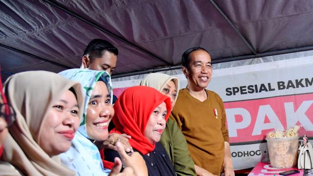 Presiden Joko Widodo (Jokowi) menikmati hari liburnya pada 1 Juni 2023 dengan berkuliner bakmi legendaris "Pak Pele" di Alun-alun Utara Yogyakarta.