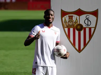 Gelandang Prancis yang baru dikontrak Sevilla, Lucien Agoume, berpose setelah konferensi pers selama presentasi resminya di stadion Ramon Sanchez Pizjuam, Rabu (10/1/2024). (CRISTINA QUICLER / AFP