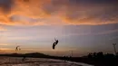 Menjelang malam peserta Kitesurfing tetap bersemangat melanjutkan aksinya pada ajang Third Kite Addict Kolombia tournamen di Cabo de la Vela, Guajira Departmen, Kolombia, (4/7/2016). (AFP/Joaquin Sarmiento)