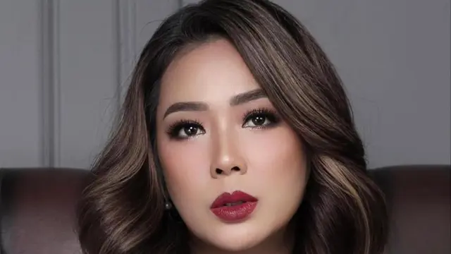 5 Potret Soimah Tampil Anggun dengan Gaun Putih dan Rambut Panjang, Banjir Kekaguman (credit: instagram.com/showimah/dhirmanputra)