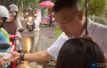 Di Bawah Guyuran Hujan Deras, Momen Anang Hermansyah dan Arsy Bagi-Bagi Makanan di Pinggir Jalan