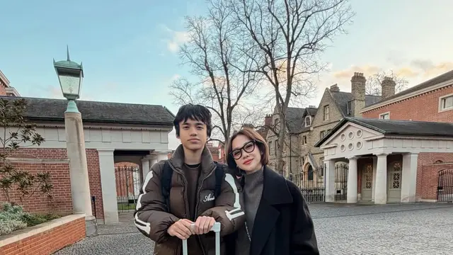 Gaya Bunga Citra Lestari Antar Noah Sekolah di Oxford, Stylish dalam Winter Outfit