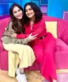 Lihat di sini beberapa potret adu gaya Ayu Ting Ting dan Bella Saphira yang sama-sama punya pasangan anggota TNI.
