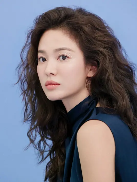 “Aku suka memakai anting, gelang, atau cincin yang sederhana untuk mengekspresikan perasaanku hari itu. Menurutku, itu adalah cara yang pas untuk tampil yang sesuai,” jelas Song Hye Kyo. (Instagram/kyo1122)
