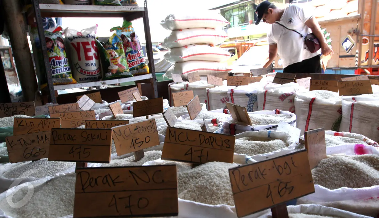 Aneka beras di Pasar Induk Cipinang, Jakarta, Jumat (18/9/2015). Harga beras mengalami kenaikan hingga 14 persen dari harga tahun lalu yang disebabkan oleh melonjaknya biaya produksi mencapai 20 persen. (Liputan6.com/Angga Yuniar)