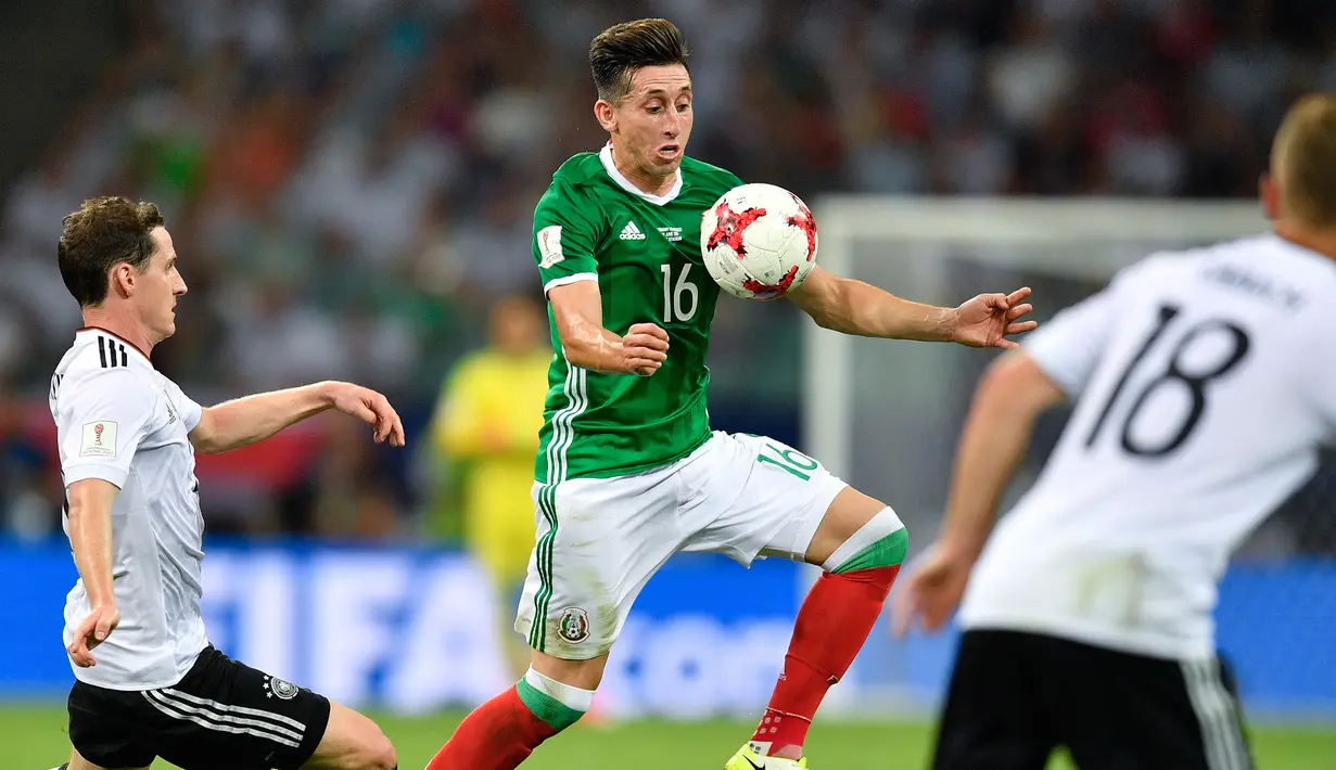 Gelandang Meksiko, Hector Herrera berusaha mengontrol bola dari kawalan pemain Jerman saat bertanding di semifinal Piala Konfederasi 2017 di Stadion Fisht, Sochi, Rusia, (29/6). Jerman akan menghadapi Chile di Final. (AP Photo/Martin Meissner)